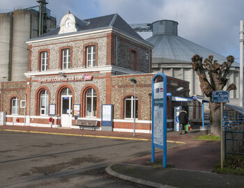 La gare SNCF (ligne Paris-Le Mans)